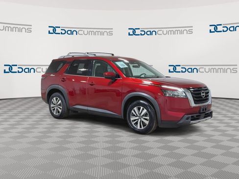 Used 2023 Nissan Pathfinder SL AWD/4WD image 2