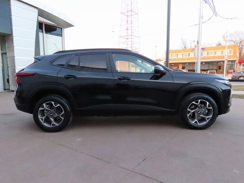 Used 2025 Chevrolet Trax LT w/ LT Convenience Package image 8