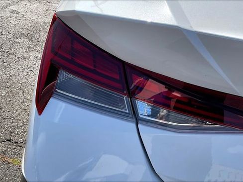 New 2025 Hyundai Elantra Limited image 24