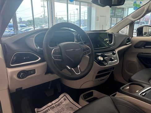 Used 2024 Chrysler Pacifica Touring-L FWD image 18