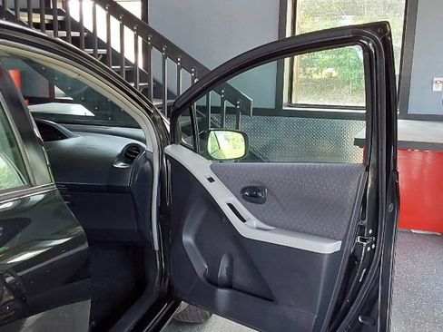 Used 2009 Toyota Yaris 4-Door Hatchback FWD image 14