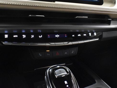Certified 2024 Cadillac XT4 Luxury w/ Cold Weather Package AWD/4WD image 15