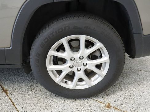 Used 2016 Jeep Cherokee Latitude w/ Cold Weather Group FWD image 18