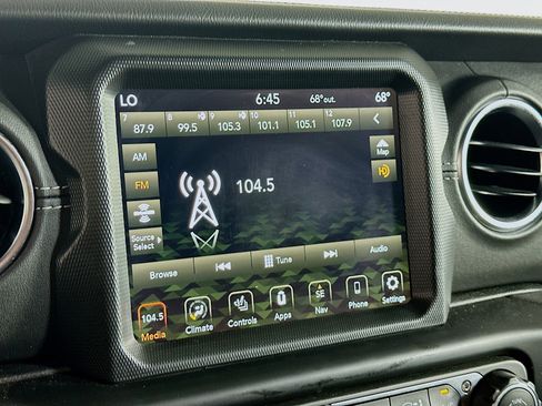 Used 2021 Jeep Wrangler Sahara w/ Cold Weather Group image 19