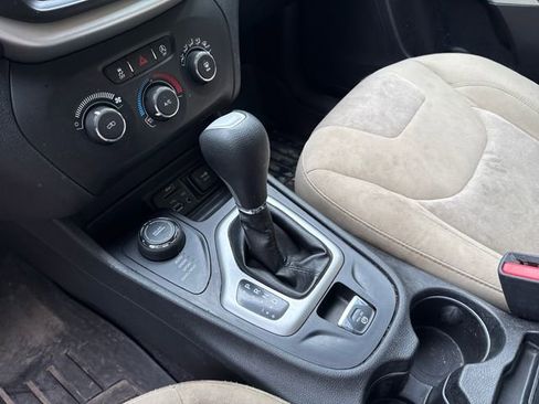 Used 2017 Jeep Cherokee Sport AWD/4WD image 23