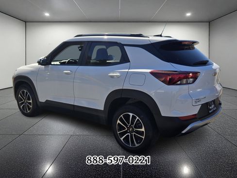 Used 2025 Chevrolet TrailBlazer LT image 3