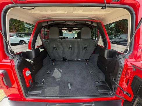 Used 2025 Jeep Wrangler Unlimited Sahara AWD/4WD image 28