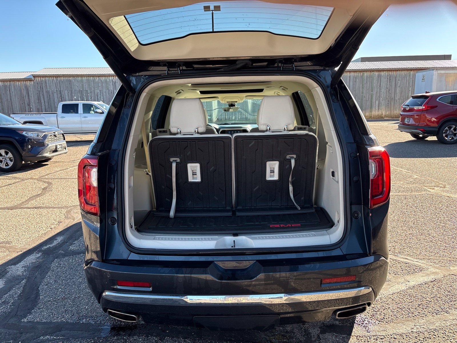 Used 2021 GMC Acadia Denali w/ Denali Ultimate Package AWD/4WD image 8