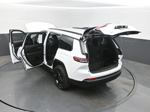 Used 2024 Jeep Grand Cherokee L Laredo image 39