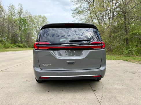 Used 2025 Chrysler Pacifica Select FWD image 10