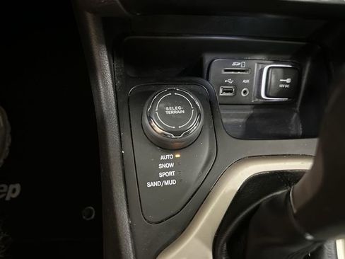 Used 2017 Jeep Cherokee Latitude AWD/4WD image 31