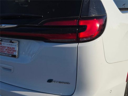 Used 2023 Chrysler Pacifica Limited w/ Uconnect Theater Family Group image 15