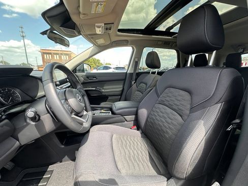 Certified 2025 Nissan Pathfinder SV w/ SV Premium Package FWD image 13
