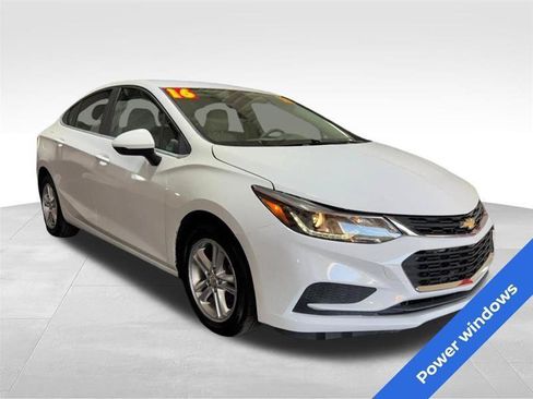 Used 2016 Chevrolet Cruze LT FWD image 3