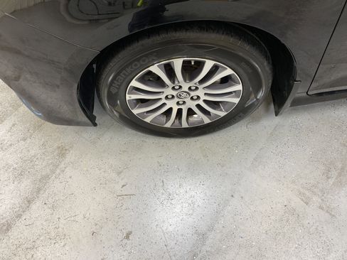 Used 2020 Toyota Sienna XLE w/ XLE Navigation Package image 11