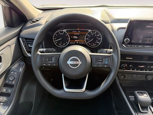 Used 2024 Nissan Rogue SV image 4