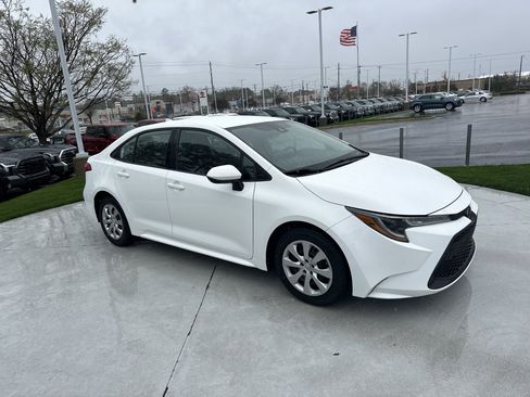 Certified 2020 Toyota Corolla LE image 2