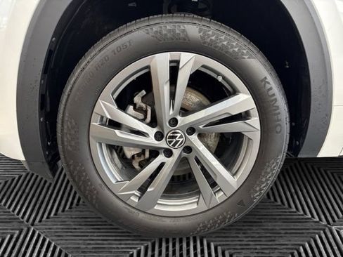 Used 2024 Volkswagen Atlas Cross Sport SEL R-Line AWD/4WD image 30