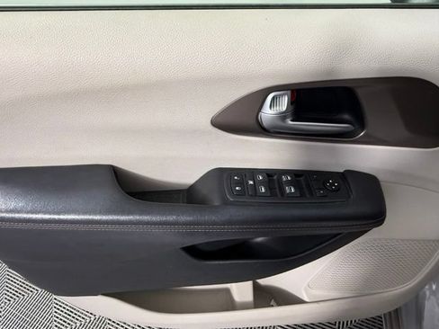 Used 2018 Chrysler Pacifica L FWD image 14