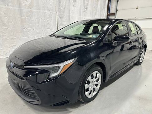 Used 2025 Toyota Corolla LE image 3