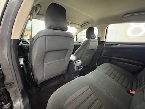 Used 2017 Ford Fusion SE w/ Fusion SE Technology Package image 10