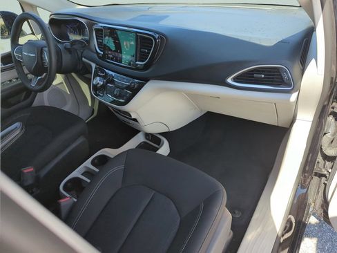 Used 2024 Chrysler Voyager LX FWD image 18