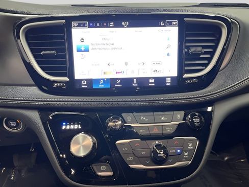 Used 2025 Chrysler Pacifica Select image 12