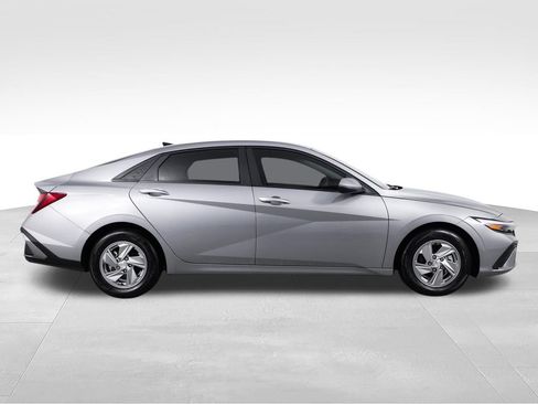 Used 2025 Hyundai Elantra SE FWD image 10