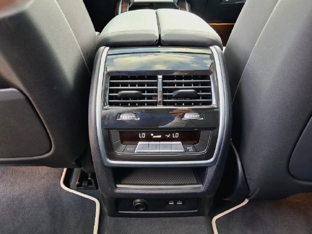 Used 2023 BMW X7 xDrive40i w/ Parking Assistance Package AWD/4WD image 28