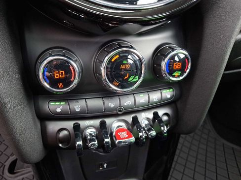 Used 2023 MINI Cooper 4-Door Hardtop w/ Multitone Edition image 17