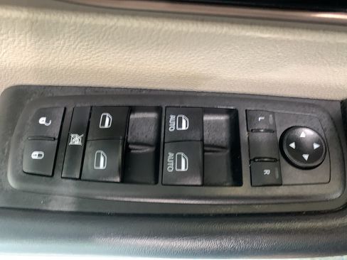 Used 2019 Chrysler Pacifica Touring Plus w/ Tire & Wheel Group FWD image 31