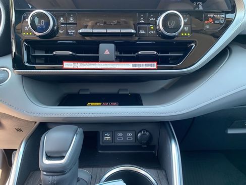 New 2025 Toyota Highlander Platinum image 21