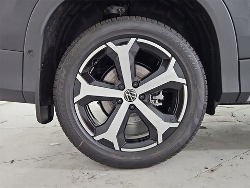 New 2025 Volkswagen Tiguan SE image 13