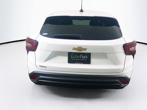 Used 2025 Chevrolet Trax LS image 7