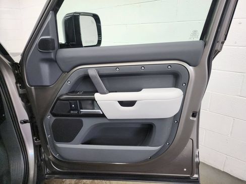 Used 2025 Land Rover Defender 110 X AWD/4WD image 33