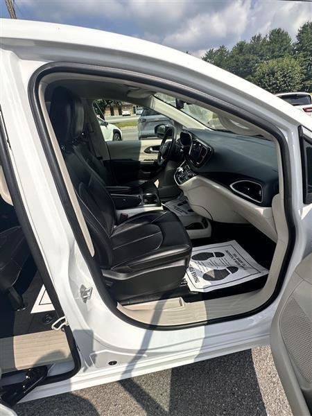 Used 2024 Chrysler Pacifica Touring-L FWD image 14