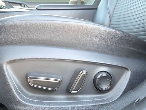 Used 2018 Toyota Camry SE image 19