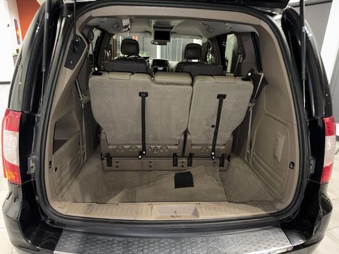 Used 2013 Chrysler Town & Country Touring image 20