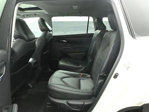 Used 2021 Toyota Highlander XLE AWD/4WD image 20