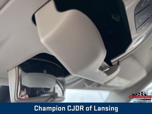 Used 2024 Chrysler Pacifica Touring-L FWD image 33