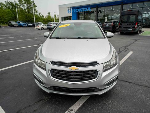 Used 2016 Chevrolet Cruze LT FWD image 2