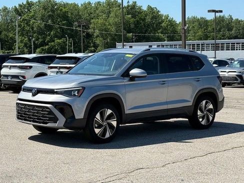 New 2025 Volkswagen Taos SE image 8