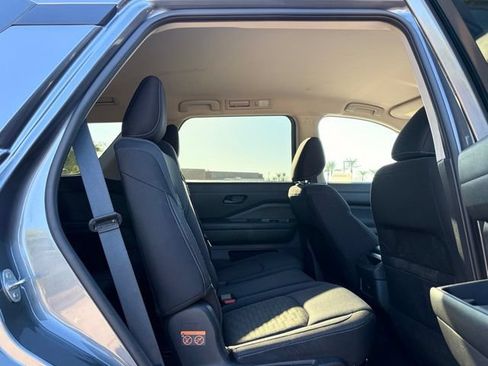 Used 2024 Nissan Pathfinder S FWD image 17