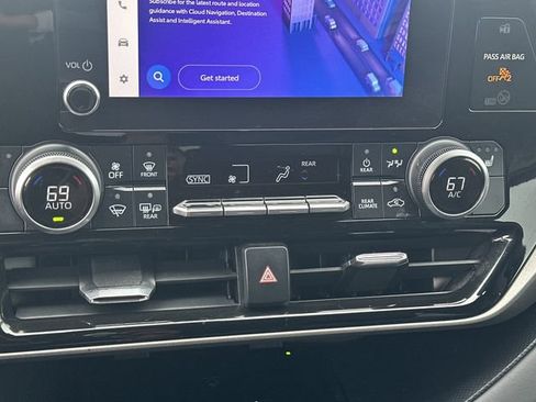 Used 2023 Toyota Highlander XLE FWD image 15
