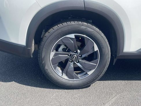Used 2025 Nissan Rogue SV FWD image 9