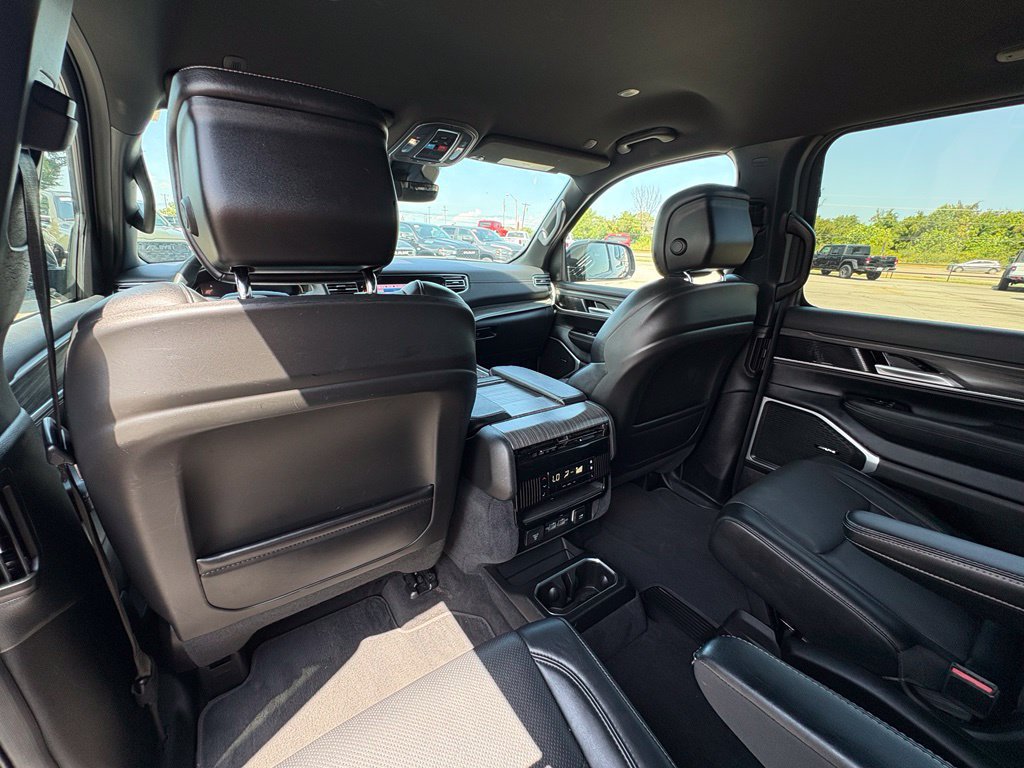 Used 2024 Jeep Wagoneer Series III AWD/4WD image 26