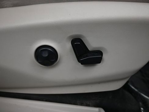 Used 2018 Chrysler Pacifica Touring-L Plus w/ Tire & Wheel Group image 12