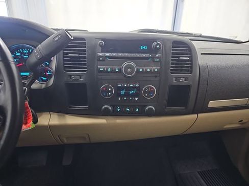 Used 2011 Chevrolet Silverado 2500 LT w/ Interior Plus Package RWD image 17