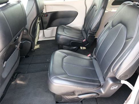 Used 2024 Chrysler Pacifica Touring-L FWD image 27