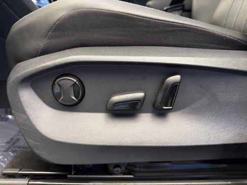 Certified 2023 Volkswagen Tiguan SE w/ Panoramic Sunroof Package image 11